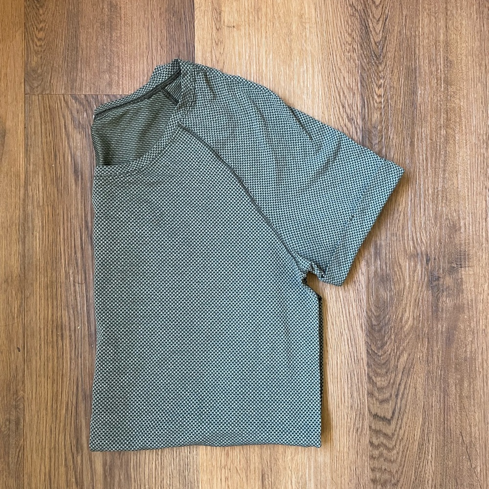 Lululemon workout shirt